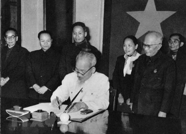 El 1 de enero de 1960, el Presidente Ho Chi Minh firmó el decreto que proclamó la Constitución de 1959 (Fuente: VNA)