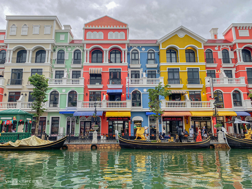 El canal tiene 400 metros de largo, 25 de ancho, y un hermoso color verde jade. A ambos lados hay casas de colores brillantes. Esas tonalidades recuerdan a la isla de Burano en Venecia. Las casas con los colores blanco, azul, rojo, naranja y amarillo son las que atraen a los turistas cuando visitan Burano, ahora recreada en el corazón de Phu Quoc. (Foto: vnexpress.net)
