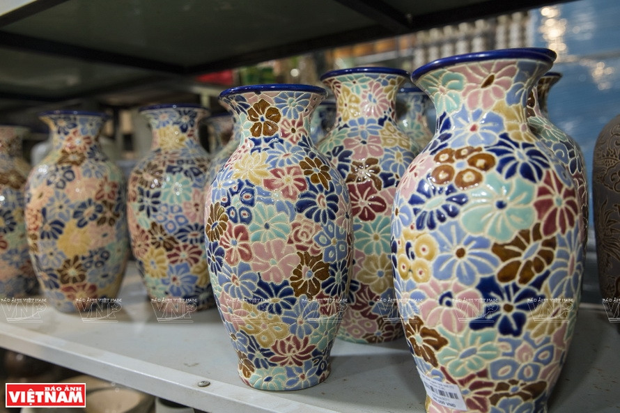 Productos únicos con patrones llamativos de los artesanos de Lai Thieu (Fuente: Revista Ilustrada)