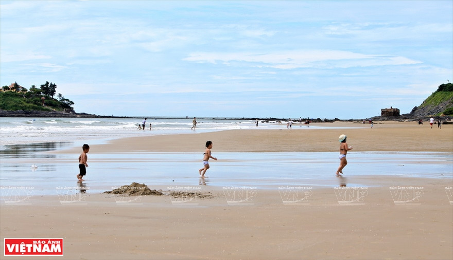 Los turistas caminan por la playa Sau. (Fuente: VNA)