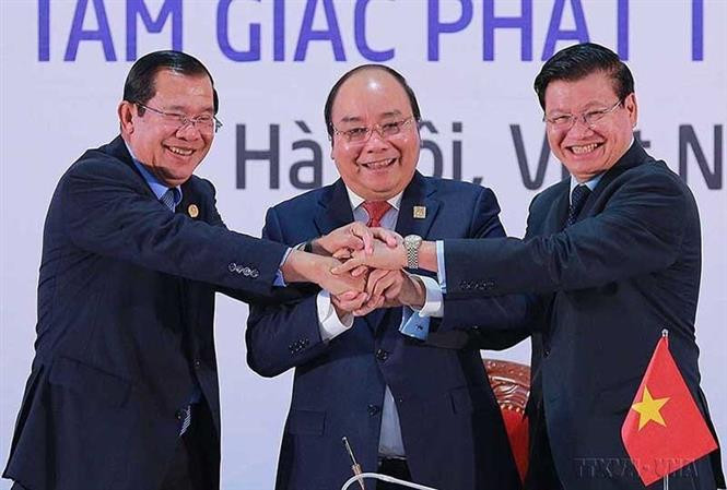 Los primeros ministros de Camboya, Laos y Vietnam patentizan su solidaridad tras la firma de la Declaración conjunta de la X Cumbre del Triángulo de Cumbre de Cooperación entre esos tres países (CLV). (Fuente: VNA)