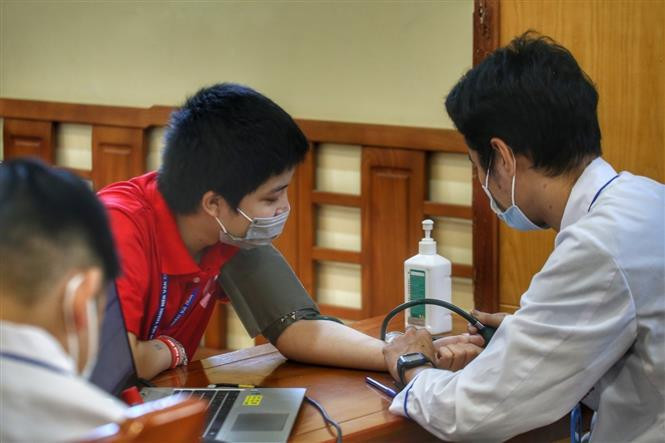 Médicos chequean la salud de los donantes. (Fuente: VNA)