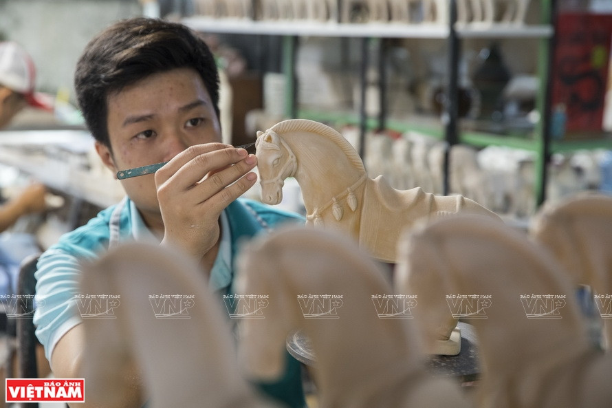 Dar forma a un producto cerámico en una fábrica en Lai Thieu (Fuente: Revista Ilustrada)