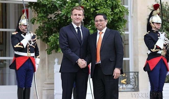 El primer ministro Pham Minh Chinh sostiene un encuentro con el presidente francés, Emmanuel Macron, durante su visita oficial a Francia (4 de noviembre de 2021) (Fuente: VNA)