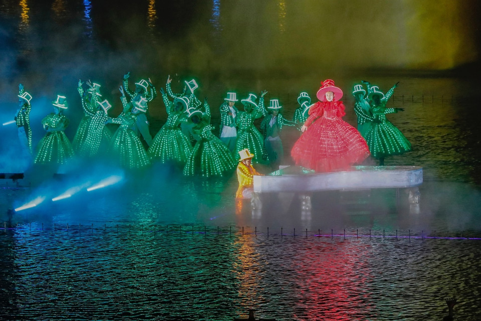 Artistas con máscaras, vestidos con trajes sofisticados con luces LED actúan en un escenario flotante en medio del agua, creando una atmósfera que evoca el carnaval de Venecia. (Foto: vnexpress.net)