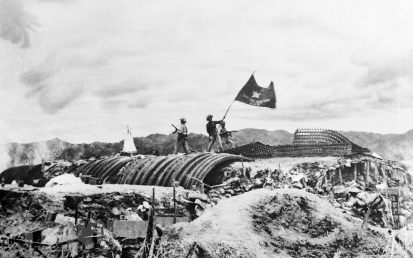 La tarde del 7 de mayo de 1954, la bandera de "Determinación de luchar y determinación de alcanzar la victoria" del Ejército Popular de Vietnam ondeó sobre la guarnición francesa del general De Castries, marcando el momento de la rotunda victoria Dien Bien Phu, "resonante en los cinco continentes, que sacudió al mundo" (Fuente: VNA)