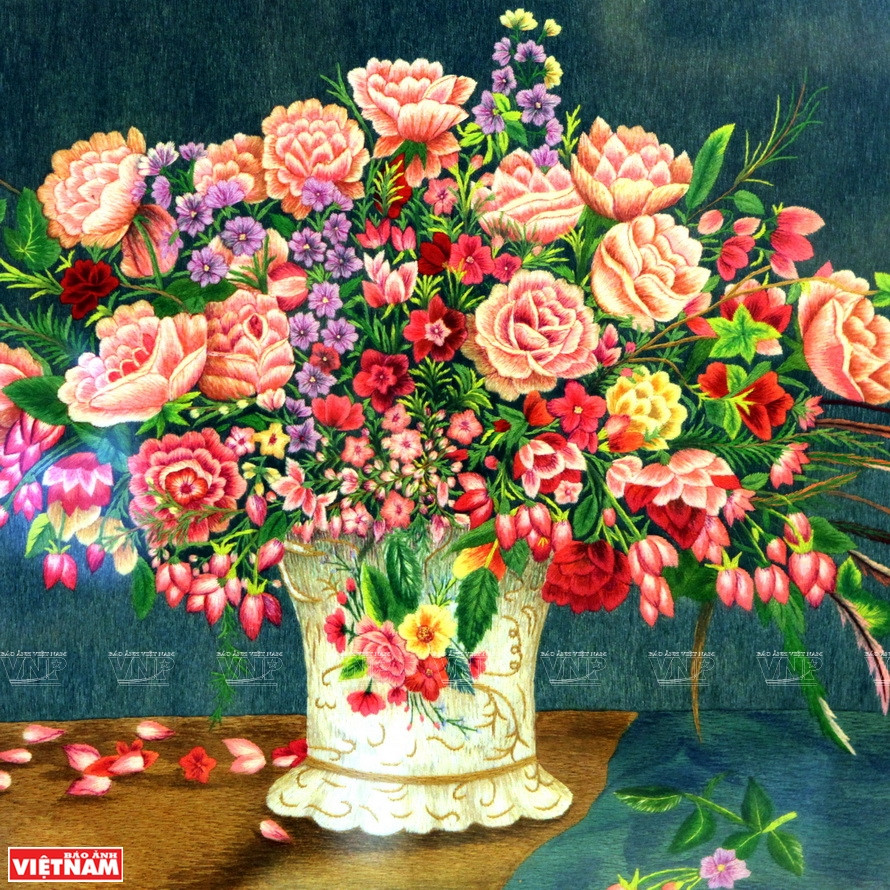 Pintura de bordado de artísta de la aldea de Quat Dong. (Foto: VNA)