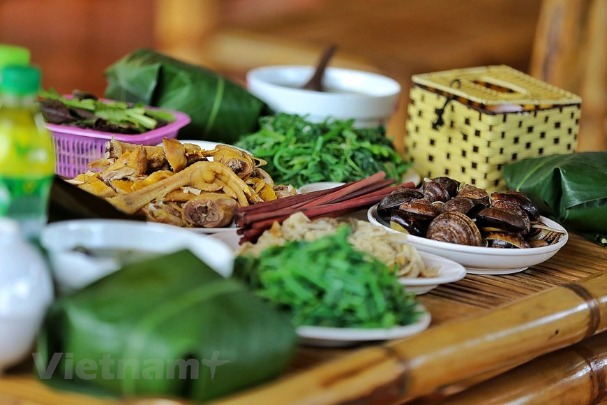 Hoa Binh es una provincia montañosa en la región noroeste de Vietnam. Según las estadísticas de población nacional de 1999, hay seis grupos étnicos que viven en la provincia, el más grande es el pueblo Muong, que representa el 63,3 por ciento. Otros grupos son los King que ocupan el 27,73 por ciento de los habitantes, los Thai (3,9 por ciento), Dao (1,7 por ciento) y Tay (2,7 por ciento). Esta provincia también se considera la capital de los Muong, porque la mayoría de la gente de este grupo étnico vive aquí. Su lugar de residencia se encuentra en todas las localidades de la provincia, intercaladas con los King y otros grupos étnicos. (Foto: Vietnam +) 