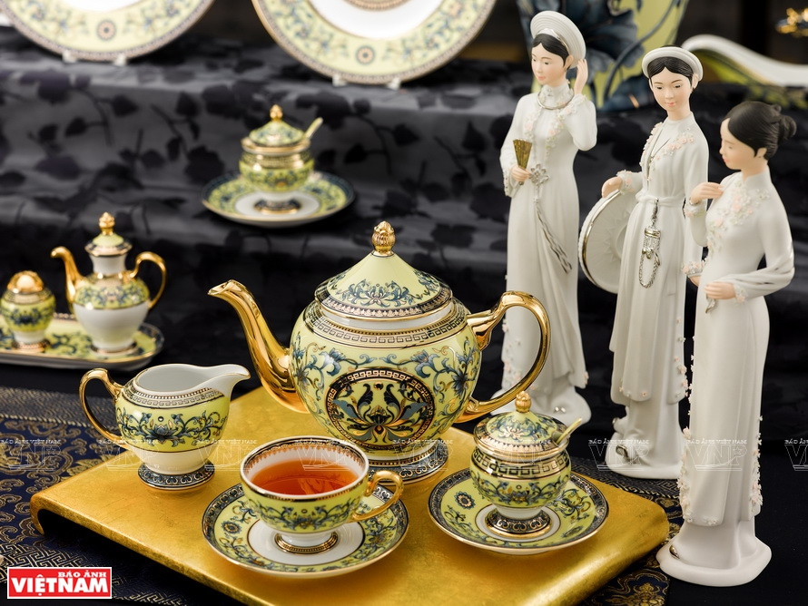 El juego de té con motivos dorados se utiliza para servir el banquete a líderes de 21 economías durante la celebración del APEC 2017 en Vietnam. (Fuente: Revista Ilustrada)