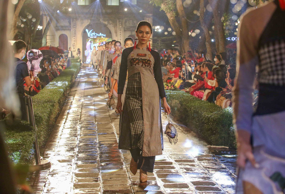 Desfile de Ao dai. (Fuente: VNA)