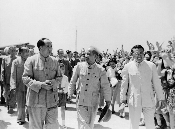 El Presidente chino Mao Zedong recibió al Presidente Ho Chi Minh en el aeropuerto de Beijing en la visita de amistad a China, efectuada el 25 de junio de 1955 (Fuente: VNA)