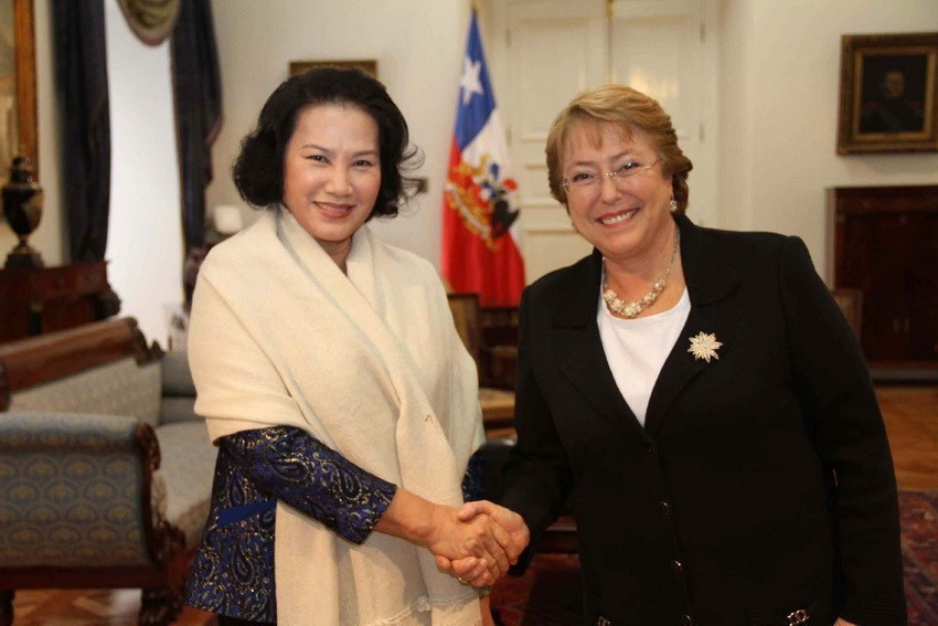 La vicepresidenta de la Asamblea Nacional Nguyen Thi Kim Ngan fue recibida por la presidenta chilena, Michelle Bachelet, en ocasión de su participación en el proyecto “Mejoramiento de la capacidad de liderazgo de funcionarias para la integración internacional”, organizada en Chile en 2014 por el Ministerio de Relaciones Exteriores y el Programa de las Naciones Unidas para el Desarrollo (PNUD). (Fuente: VNA) 