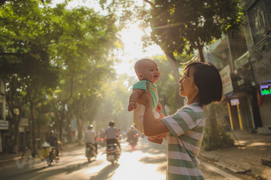 Una vez que terminaron los días de distanciamiento social debido a la pandemia de Covid-19, el ritmo de vida en la urbe se ha estabilizado gradualmente y las calles están vibrantes con el color de los árboles que pierden sus hojas. Todos los días, la calle Phan Dinh Phung atrae a una gran cantidad de turistas, fotógrafos y ciudadanos extranjeros que la visitan para tomar fotos y caminar durante el momento más hermoso. En los países templados, el otoño es la estación del cambio de hojas. Sin embargo, en la capital, muchos tipos de árboles pierden sus hojas a principios del verano. (Foto: Vietnam+)