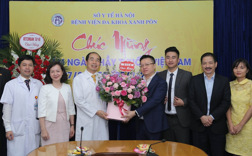 El miembro del Comité Central del Partido Comunista de Vietnam y director general adjunto de la VNA, Le Quoc Minh, felicita al directivo del Hospital Saint Paul. (Fuente: VNA)