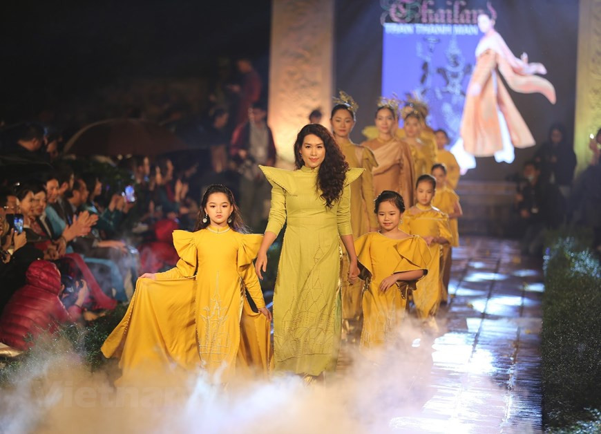 Desfile de Ao dai. (Fuente: VNA)