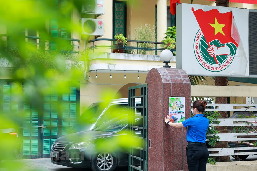 De esta forma, un conjunto de código QR de elecciones y QR de declaración médica para los visitantes se ubica en la entrada de la sede del Comité municipal de la UJC. (Fuente: Vietnam+)