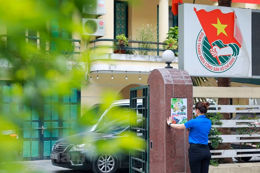 De esta forma, un conjunto de código QR de elecciones y QR de declaración médica para los visitantes se ubica en la entrada de la sede del Comité municipal de la UJC. (Fuente: Vietnam+)