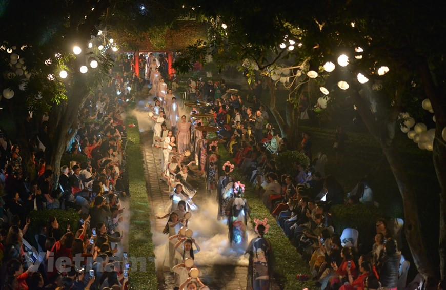 Desfile de Ao dai. (Fuente: VNA)