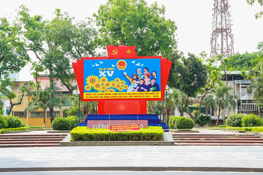 Las calles de Hanoi se decoran con coloridas banderas, pancartas y lemas, crean una atmósfera alegre entre las personas. El Departamento de Cultura, Deportes y Turismo de Hanoi organiza rutas de autobús por las calles para alentar y difundir entre la gente antes del gran festival nacional. La publicación de la lista de candidatos y votantes que participan en las elecciones se lleva a cabo por los distritos electorales desde hace varios días. También se organizan diversas actividades culturales y artísticas para dar la bienvenida a las elecciones, de conformidad con la orientación del Comité del Frente de la Patria de Vietnam y la Comisión Electoral a todos los niveles. (Foto: Vietnam +) 