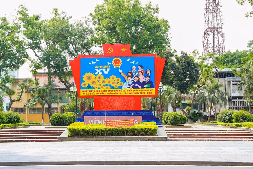 Las calles de Hanoi se decoran con coloridas banderas, pancartas y lemas, crean una atmósfera alegre entre las personas. El Departamento de Cultura, Deportes y Turismo de Hanoi organiza rutas de autobús por las calles para alentar y difundir entre la gente antes del gran festival nacional. La publicación de la lista de candidatos y votantes que participan en las elecciones se lleva a cabo por los distritos electorales desde hace varios días. También se organizan diversas actividades culturales y artísticas para dar la bienvenida a las elecciones, de conformidad con la orientación del Comité del Frente de la Patria de Vietnam y la Comisión Electoral a todos los niveles. (Foto: Vietnam +) 
