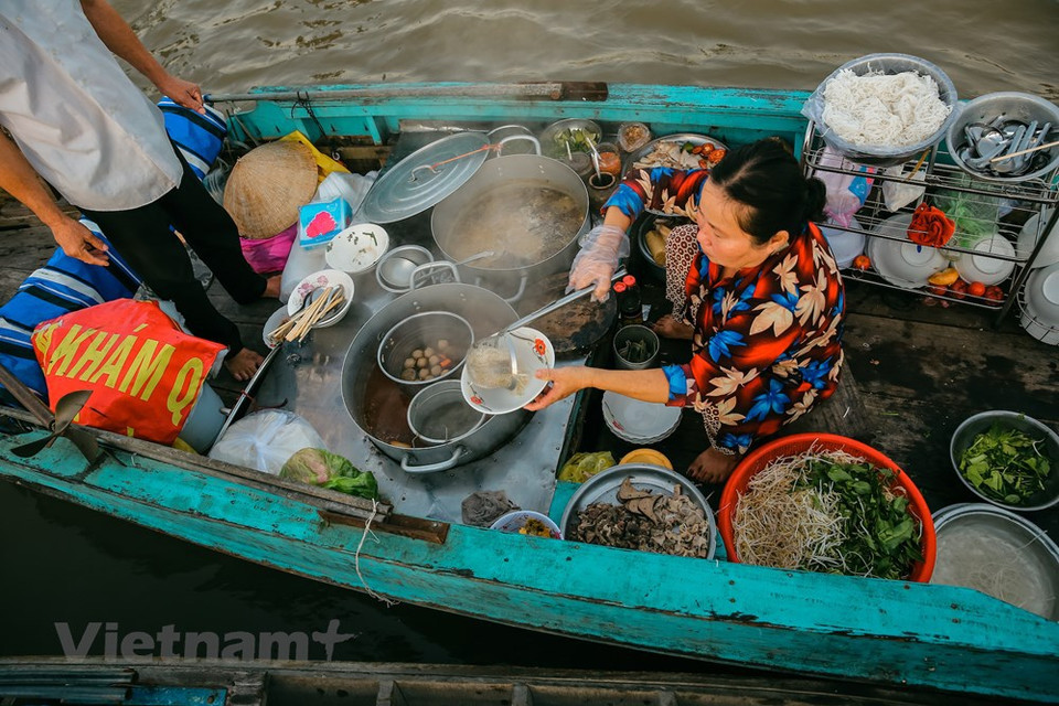 Los visitantes pueden disfrutar de pho (fideo de arroz con carne) y tomar café en el barco. (Fuente: Vietnam+)