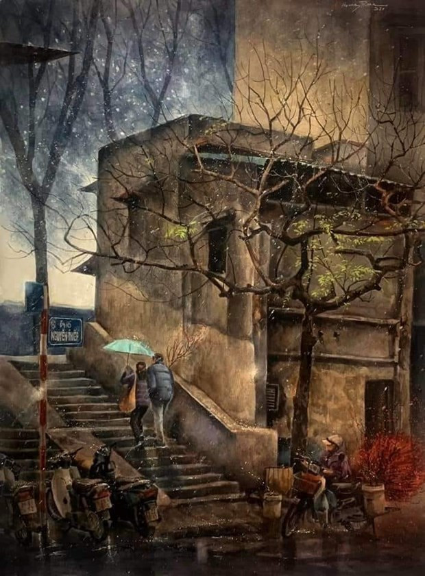 Una esquina de la calle de Nguyen Thiep con flores de durazno en vísperas del Tet. A través del tiempo, la arquitectura y el espacio de Hanoi han experimentado muchos cambios con remozamientos, modificaciones, construcciones nuevas y edificios altos. Sin embargo, para los capitalinos esos queridos rasgos arquitectónicos quedarán para siempre, realzando la belleza distintiva de su ciudad milenaria. Numerosos arquitectos franceses y luego vietnamitas crearon el estilo arquitectónico indochino, en el cual se utilizaban detalles arquitectónicos tradicionales khmer y vietnamita para los techos y las decoraciones. (Fuente: Vietnamplus)