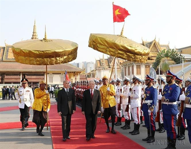 El rey Norodom Sihamoni preside la ceremonia de recepción del secretario general del Partido Comunista y presidente de Vietnam, Nguyen Phu Trong, durante su visita de Estado a Camboya (25 de febrero de 2019) (Fuente: VNA)