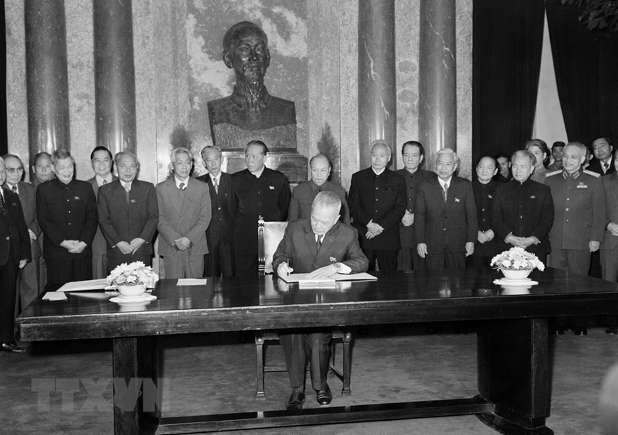 El Presidente interino de la República Socialista de Vietnam, Nguyen Huu Tho, firmó la Ordenanza por la que se anunció la nueva Constitución en diciembre de 1980. (Foto: VNA)