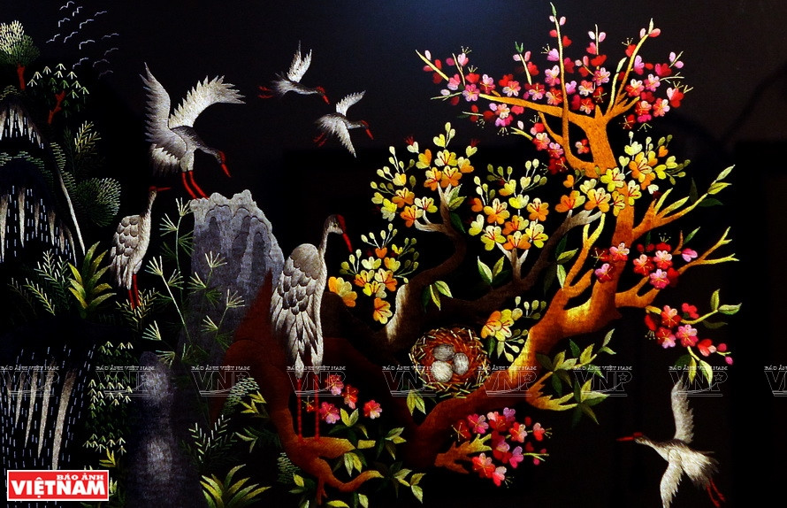 Pintura de bordado de artísta de la aldea de Quat Dong. (Foto: VNA)