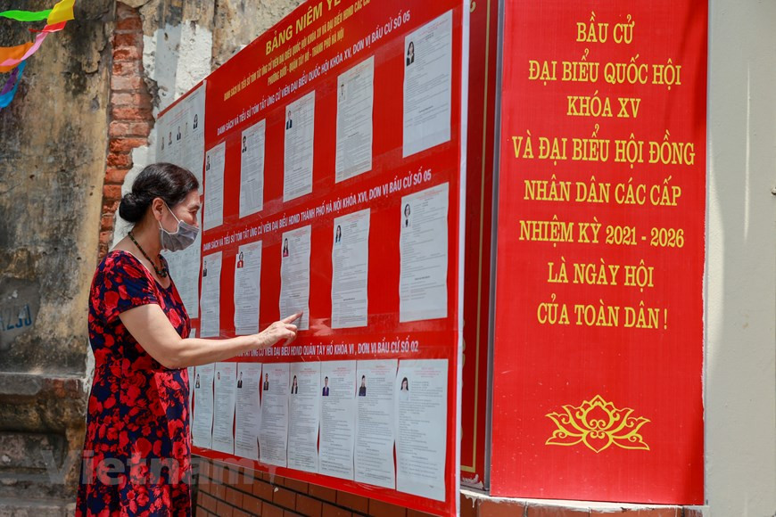 Los votantes están monitoreando la lista de candidatos para la Asamblea Nacional de XV legislatura y los Consejos Populares en todos los niveles para el período 2021-2026. Según lo previsto, más de 69 millones de votantes acudirán a las urnas para elegir a los 500 diputados de la Asamblea Nacional de la XV legislatura y tres mil 726 miembros de los Consejos Populares del mandato 2021-2026. Los trabajos preparativos en los colegios electorales en varios barrios se completaron a finales de marzo de 2021. Mientras, el ambiente de las elecciones nacionales se ha extendido por todas las calles y callejones de la capital. (Foto: Vietnam +) 