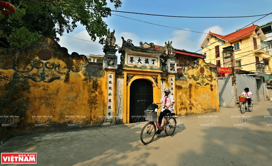 Entre las casas nuevas asoman paredes viejas cubiertas de musgo. (Fuente: VNA)