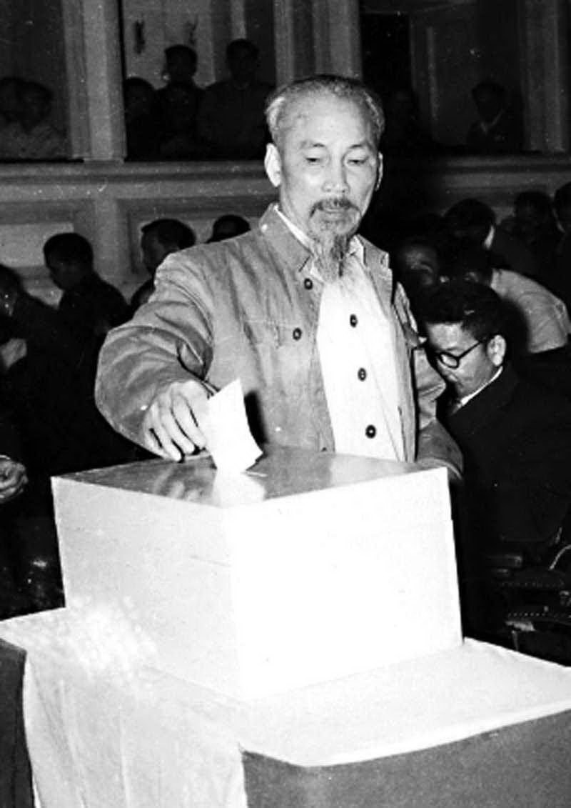 El Presidente Ho Chi Minh emitió su primera votación para elegir la Asamblea Nacional de Vietnam de la segunda legislatura en Hanoi en 1960. (Fuente: VNA)