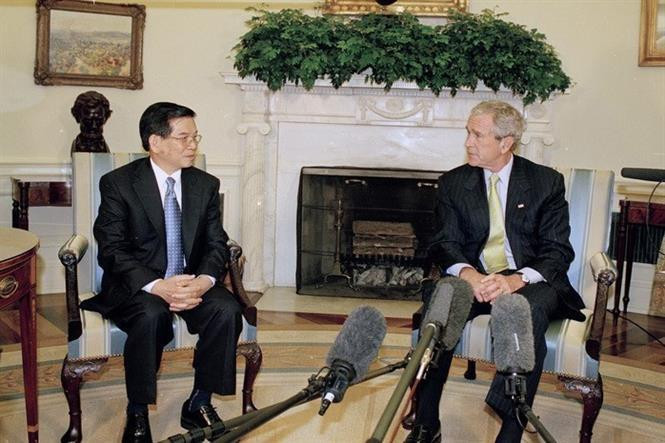 El 22 de junio de 2007, el presidente Nguyen Minh Triet sostuvo conversaciones con el presidente George W. Bush en la Casa Blanca, durante su visita oficial a Estados Unidos del 18 al 23 de junio. Se trata de la primera visita del jefe de Estado de Vietnam a Estados Unidos desde el final de la guerra, que tuvo lugar en el contexto de que las relaciones diplomáticas se normalizaron por completo. Foto: VNA