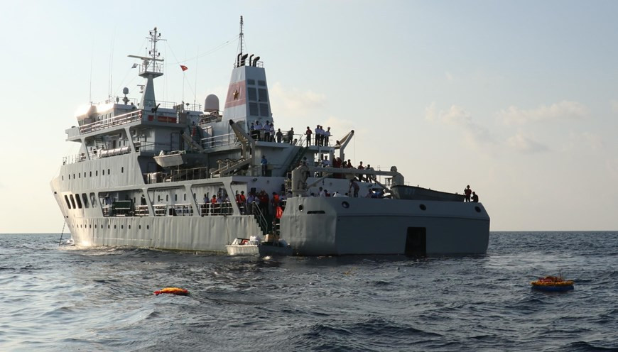 Se lanzaron flores al mar para honrar a los mártires caídos en el archipiélago de Truong Sa. (Fuente: VNA)
