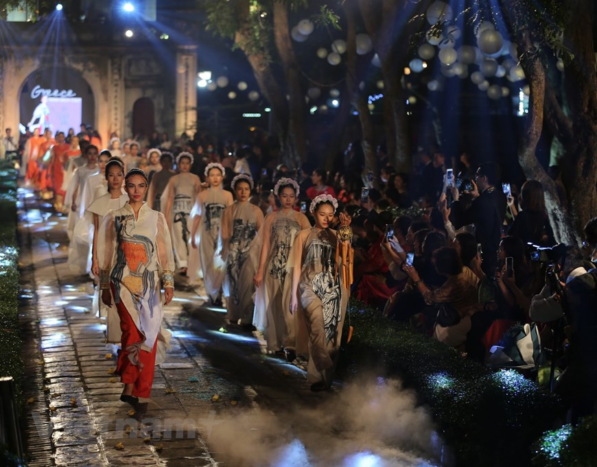 Desfile de Ao dai. (Fuente: VNA)