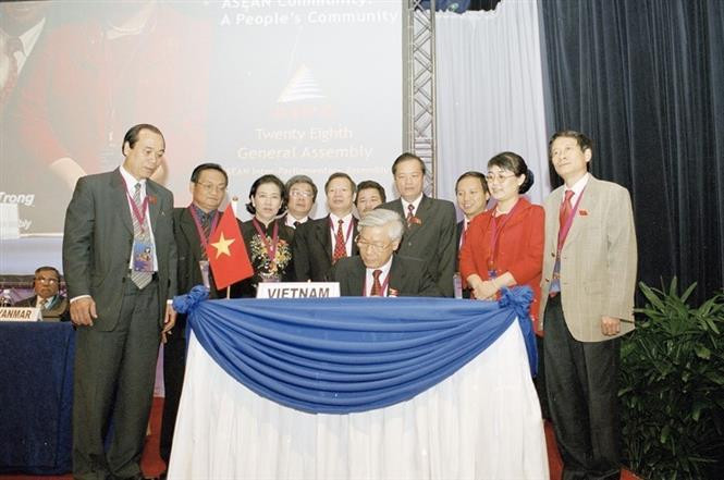 El presidente de la Asamblea Nacional, Nguyen Phu Trong, firmó una declaración conjunta en la ceremonia de clausura de la 28 Asamblea General de la Asamblea Interparlamentaria de la ASEAN (AIPA 28) que tuvo lugar en Kuala Lumpur, Malasia, el 23 de agosto de 2007. Foto: VNA
