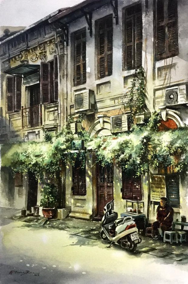 Una casa antigua en Hanoi. Después de conquistar Indochina, los franceses llevaron a cabo una construcción a gran escala con el propósito de convertir a Hanoi en la capital de toda Indochina. Por esa razón, aparecieron las grandes edificaciones majestuosas, al estilo clásico, para resaltar el poderío de la administración colonialista francesa, como el Palacio del Gobernador General de Indochina, el Palacio del Intendente francés, y el Palacio de la Corte. En la década de los años 20 del siglo pasado, comenzó a florecer la influencia del art francés, con motivos y estilos de follajes y bóvedas, o de metal, cemento y yeso. (Fuente: Vietnamplus)