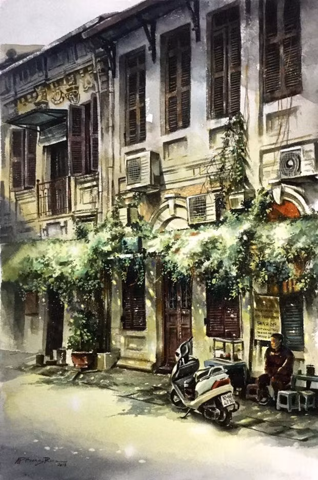 Una casa antigua en Hanoi. Después de conquistar Indochina, los franceses llevaron a cabo una construcción a gran escala con el propósito de convertir a Hanoi en la capital de toda Indochina. Por esa razón, aparecieron las grandes edificaciones majestuosas, al estilo clásico, para resaltar el poderío de la administración colonialista francesa, como el Palacio del Gobernador General de Indochina, el Palacio del Intendente francés, y el Palacio de la Corte. En la década de los años 20 del siglo pasado, comenzó a florecer la influencia del art francés, con motivos y estilos de follajes y bóvedas, o de metal, cemento y yeso. (Fuente: Vietnamplus)