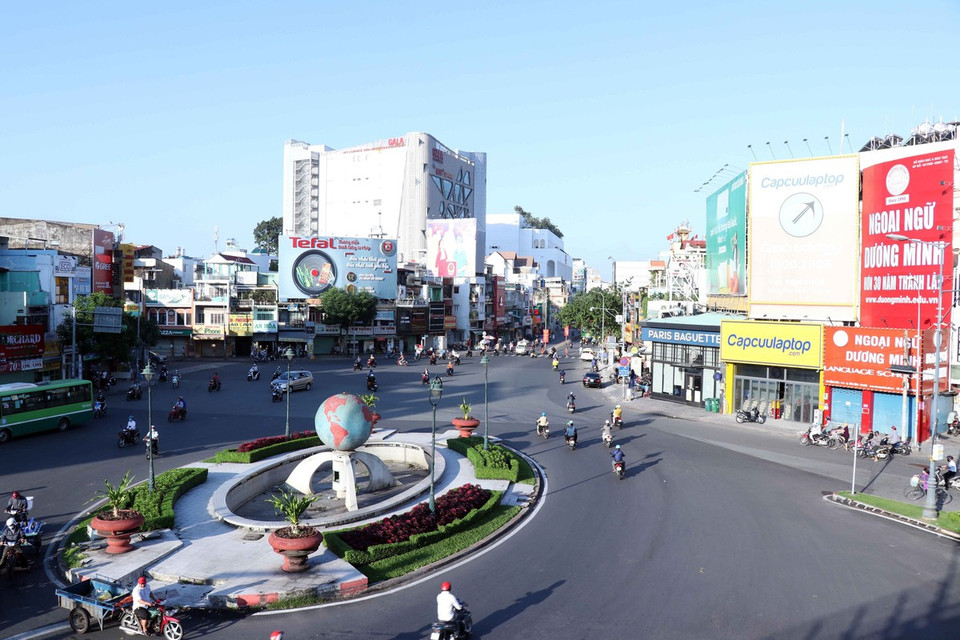 En la rotonda La Cha Ca, del distrito de Tan Binh, circula poca gente en el primer día que la ciudad aplica el distanciamiento social. (Fuente: VNA)