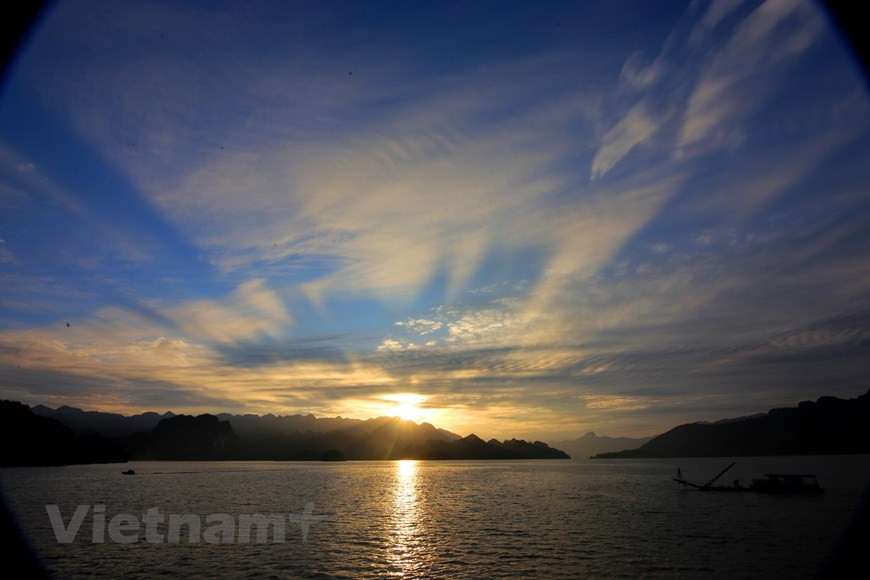 Flotando en las olas antes de llegar a la aldea de Da Bia, el lugar más remoto de la comuna de Tien Phong, distrito de Da Bac. (Foto: Vietnam +)