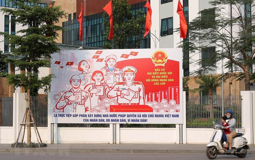 Una imagen de propaganda ubicada frente a la sede del Comité partidista en el distrito de Dong Da (Fuente: VNA)
