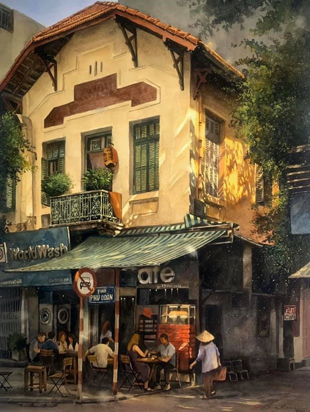 Un café en la calle de Phu Doan. La armoniosa mezcla de los estilos oriental y francés ha creado un espacio propio de arquitectura hanoyense, tanto antiguo como moderno. La arquitectura antigua se aprecia principalmente en el casco histórico de Hanoi, con sus “36 calles de oficios”. Las casas en este barrio eran pequeñas, con techos de paja o tejas. Sin embargo, con el tiempo, la familia se multiplicó y apareció la necesidad de ampliar la vivienda de forma vertical. De ahí surgió el estilo de casas-tubo, o sea, estrecho, alto y alargado hacia la profundidad, que hoy se ve en muchas zonas urbanas de Vietnam. Para los capitalinos esos queridos rasgos arquitectónicos quedarán para siempre, realzando la belleza distintiva de su ciudad milenaria. (Fuente: Vietnamplus)