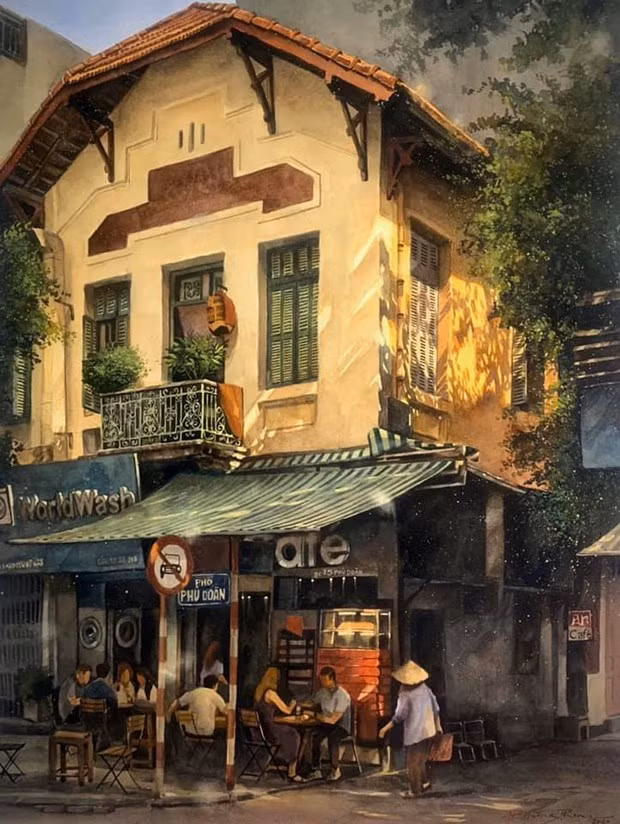 Un café en la calle de Phu Doan. La armoniosa mezcla de los estilos oriental y francés ha creado un espacio propio de arquitectura hanoyense, tanto antiguo como moderno. La arquitectura antigua se aprecia principalmente en el casco histórico de Hanoi, con sus “36 calles de oficios”. Las casas en este barrio eran pequeñas, con techos de paja o tejas. Sin embargo, con el tiempo, la familia se multiplicó y apareció la necesidad de ampliar la vivienda de forma vertical. De ahí surgió el estilo de casas-tubo, o sea, estrecho, alto y alargado hacia la profundidad, que hoy se ve en muchas zonas urbanas de Vietnam. Para los capitalinos esos queridos rasgos arquitectónicos quedarán para siempre, realzando la belleza distintiva de su ciudad milenaria. (Fuente: Vietnamplus)