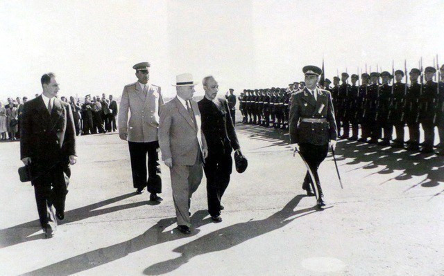 El Presidente del Presidium del Soviet Supremo de la Unión Soviética, Kliment Voroshilov, presidió la ceremonia de bienvenida al Presidente Ho Chi Minh en el aeropuerto de Moscú durante su visita oficial de amistad a la Unión Soviética, efectuada el 12 de julio de 1955 (Fuente: VNA)