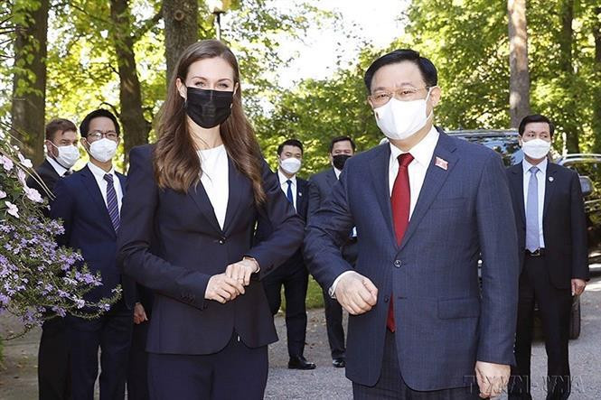 El presidente de la Asamblea Nacional, Vuong Dinh Hue, se reúne con la primera ministra de Finlandia, Sanna Marin, al visitar el país europeo (10 de septiembre de 2021) (Fuente: VNA)