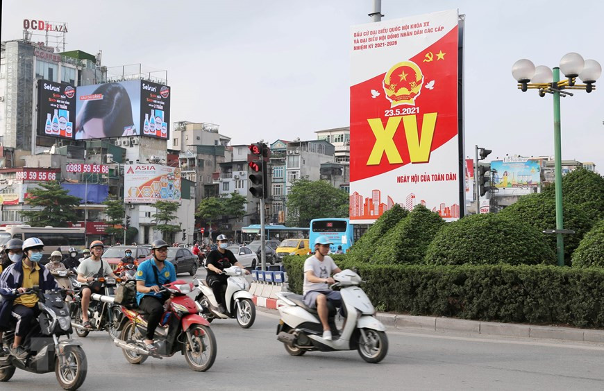 Cartel electoral de gran tamaño en la calle de Hanoi (Fuente: VNA)