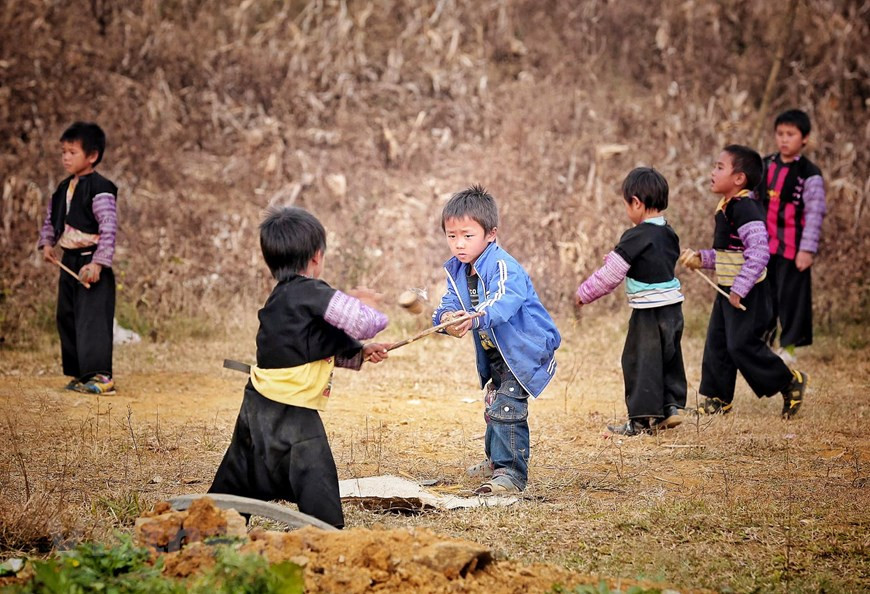 Tocar el giroscopio es uno de los juegos populares que aún se conservan en las provincias montañosas del norte. (Fuente: V+)