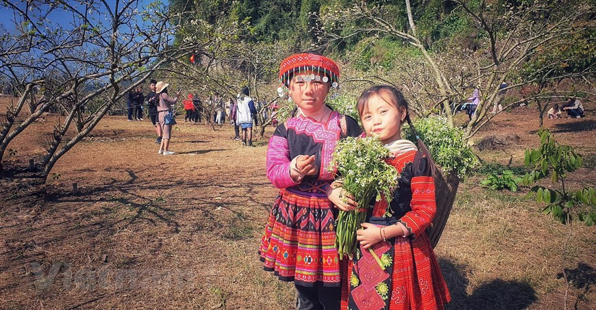 Niños con flores en una canasta en su espalda. (Fuente: V+)