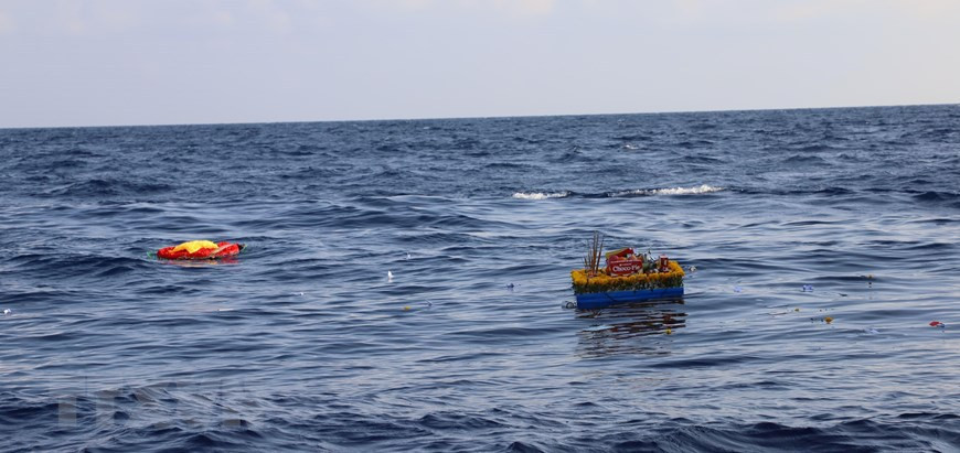 Se lanzaron flores al mar para honrar a los mártires caídos en el archipiélago de Truong Sa. (Fuente: VNA)