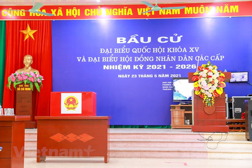 El área de votación número 9, barrio de Me Tri, distrito de Nam Tu Liem, Hanoi, se han completado los preparativos para el día de las elecciones. La preparación para la elección se lleva a cabo en el contexto de los complicados desarrollos de la pandemia del COVID-19, que requiere asegurar las regulaciones electorales y cumplir con los requisitos de prevención y control de enfermedades. En el contexto de que la epidemia todavía tiene muchos riesgos potenciales, los departamentos funcionales de la ciudad han seguido estrictamente las instrucciones para garantizar la seguridad absoluta. Se implementa la recomendación del Ministerio de Salud al colocar las mesas de votación a una distancia segura. (Foto: Vietnam +) 